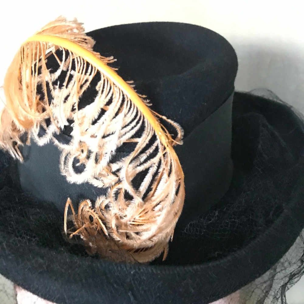 IMPOSING 1930S' BLACK FELT TILT FEDORA WITH GOLD OSTRICH FEATHER & INTACT VEIL - Picture 3 of 15